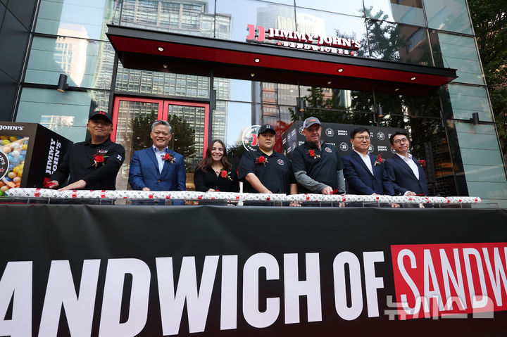 [서울=뉴시스] 김명년 기자 = 서울 강남구 강남358타워에서 열린 지미존스 한국 1호점 오픈 기념식에 참석한 (왼쪽부터)이병윤 역전F&C 대표, 파올로 니콜라스 인스파이어 브랜즈 아시아 태평양 지역 부사장(Paolo Nicolas, Regional Vice President at Inspire Brands, APAC), 애드리엔 손더스 지미존스 USA 프랜차이즈 운영 디렉터(Adrienne Saunders, Director of Franchise Operations at Jimmy John’s USA), 박진녕 지미존스 코리아 1호점 점장, 트로이 갤러거 인스파이어 브랜즈 아시아 태평양 지역 인터내셔널 비즈니스 매니저(Troy Gallagher, International Business Manager at Inspire Brands, APAC), 유현갑 케이스톤스 파트너스 대표, 박봉섭 케이스톤스 파트너스 대표가 샌드위치 커팅식에 앞서 기념촬영을 하고 있다. 2024.10.24. kmn@newsis.com