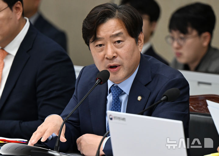 [광주=뉴시스] 박기웅 기자 = 황명선 더불어민주당 의원이 24일 오전 정부광주지방합동청사 3층 대회의실에서 열린 국회 기획재정위원회의 광주지방국세청·광주본부세관 등 국정감사에서 질의를 하고 있다. 2024.10.24. pboxer@newsis.com