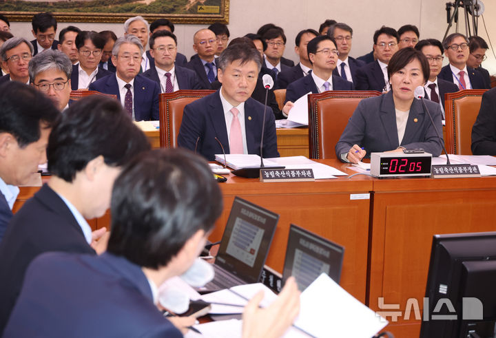 [서울=뉴시스] 고승민 기자 = 송미령 농림수산식품부 장관이 24일 서울 여의도 국회에서 열린 농림축산식품해양수산위원회의 농림축산식품부 및 소관기관 종합감사에서 의원 질의에 답하고 있다. 2024.10.24. kkssmm99@newsis.com