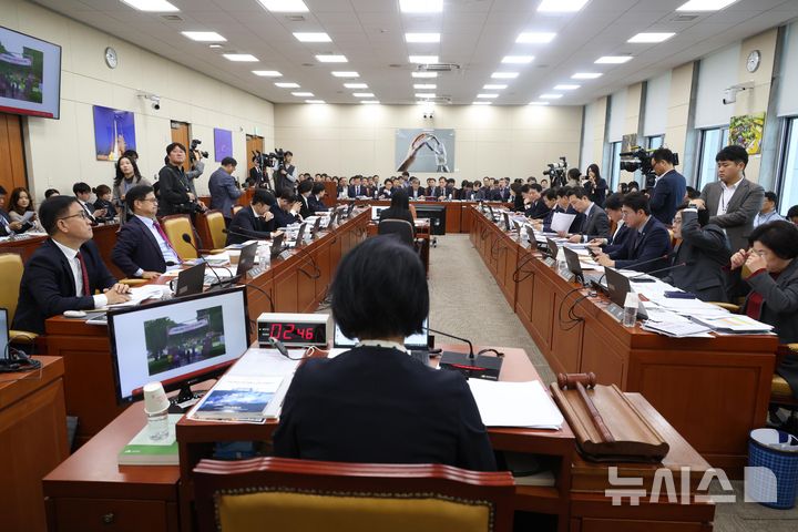 [서울=뉴시스] 조성봉 기자 = 24일 오전 서울 여의도 국회 과학기술정보방송통신위원회에서 방송통신위원회 등에 대한 종합 국정감사가 진행되고 있다. 2024.10.24. suncho21@newsis.com