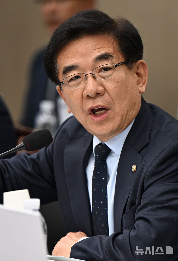 [광주=뉴시스] 박기웅 기자 = 정일영 더불어민주당 의원이 24일 오전 정부광주지방합동청사 3층 대회의실에서 열린 국회 기획재정위원회의 광주지방국세청·광주본부세관 등 국정감사에서 질의를 하고 있다. 2024.10.24. pboxer@newsis.com