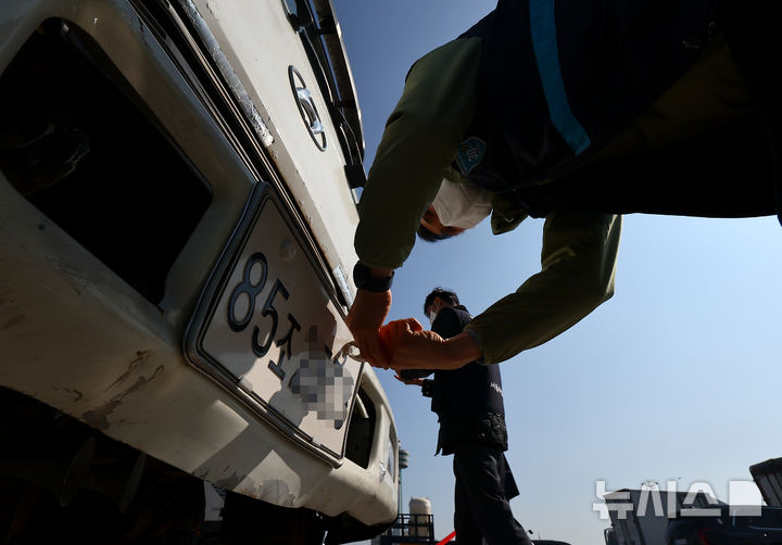 [원주=뉴시스] 체납 차량 번호판 영치 모습. (사진=뉴시스 DB). photo@newsis.com