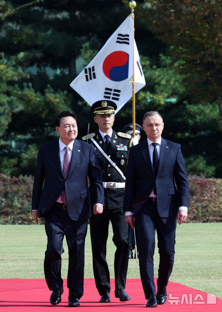 [서울=뉴시스] 조수정 기자 = 윤석열 대통령과 국빈 방한한 안제이 두다 폴란드 대통령이 24일 서울 용산 대통령실 청사에서 열린 공식환영식에서 의장대를 사열하고 있다. 2024.10.24. chocrystal@newsis.com