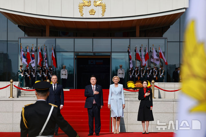 [서울=뉴시스] 조수정 기자 = 윤석열 대통령과 부인 김건희 여사가 24일 서울 용산 대통령실 청사에서 열린 안제이 두다 폴란드 대통령 국빈방한 공식환영식에서 국기에 경례하고 있다. (대통령실통신사진기자단) 2024.10.24. chocrystal@newsis.com