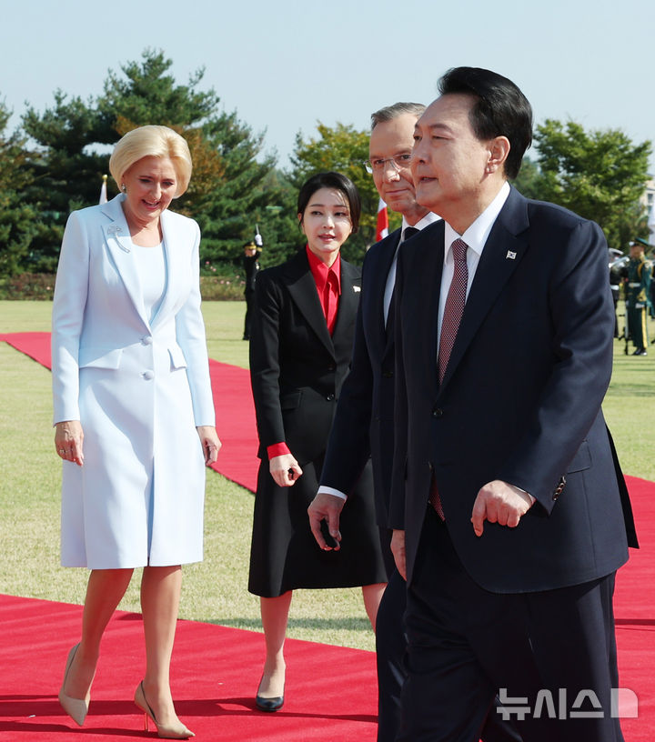 [서울=뉴시스] 조수정 기자 = 윤석열 대통령과 국빈 방한한 안제이 두다 폴란드 대통령이 24일 서울 용산 대통령실 청사에서 열린 공식환영식에서 의장대를 사열하고 있다. 뒤는 윤 대통령 부인 김건희 여사와 아가타 콘하우저-두다 폴란드 대통령 부인. 2024.10.24. chocrystal@newsis.com