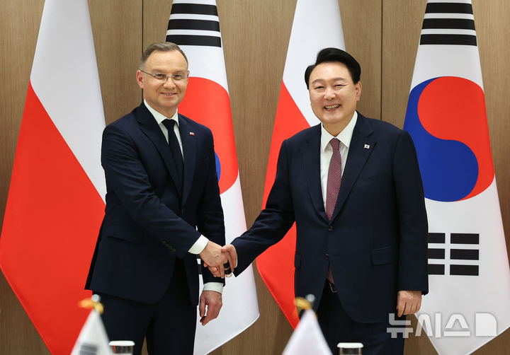 [서울=뉴시스] 최진석 기자 = 윤석열 대통령이 24일 서울 용산 대통령실 청사에서 국빈방한한 안제이 두다 폴란드 대통령과 한-폴란드 확대정상회담에 앞서 기념촬영하고 있다. 2024.10.24. myjs@newsis.com