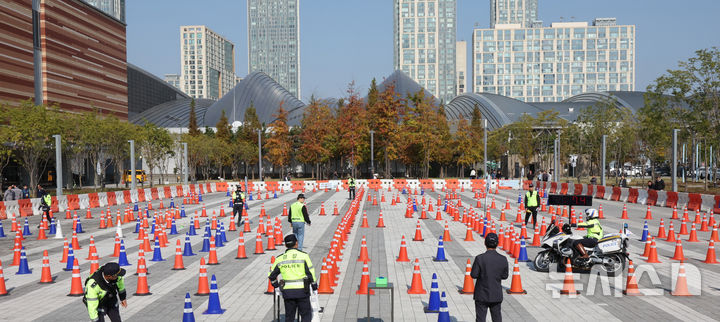 [인천=뉴시스] 전진환 기자 =  24일 오후 2024 경찰청장배 경찰대형오토바이 경진대회가 열린 인천 연수구 송도컨벤시아 야외 주차장에서 참가 선수가 짐카 경기를 하고 있다. 2024.10.24 amin2@newsis.com