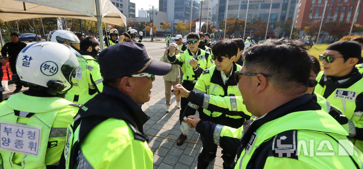 [인천=뉴시스] 전진환 기자 =  24일 오후 2024 경찰청장배 경찰대형오토바이 경진대회가 열린 인천 연수구 송도컨벤시아 야외 주차장에서 각 경찰청 대표들이 대회 시작에 앞서 파이팅을 외치고 있다. 2024.10.24 amin2@newsis.com