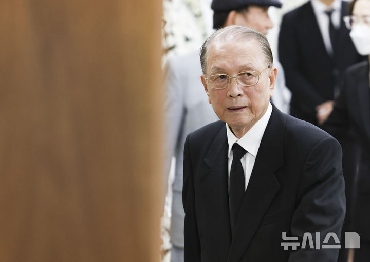 [서울=뉴시스] 김근수 기자 = 김기춘 전 청와대 비서실장이 24일 서울 송파구 아산병원 장례식장에 마련된 이상득 전 국회 부의장 빈소 조문 마치고 이동하고 있다. 2024.10.24. ks@newsis.com