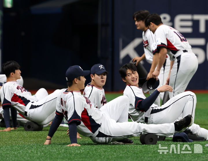 [서울=뉴시스] 김명년 기자 = 2024 WBSC 프리미어 12에 출전하는 한국 야구 대표팀 선수들이 24일 오후 서울 구로구 고척스카이돔에서 첫 훈련을 하고 있다. 2024.10.24. kmn@newsis.com