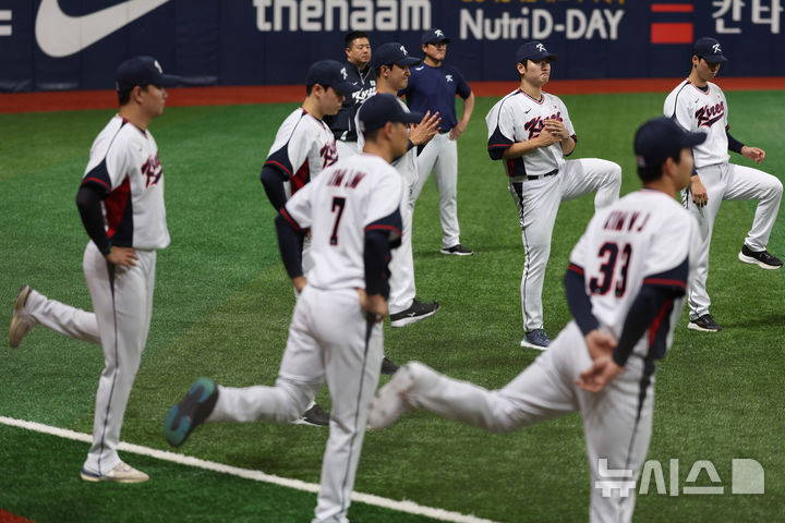 [서울=뉴시스] 김명년 기자 = 2024 WBSC 프리미어 12에 출전하는 한국 야구 대표팀 선수들이 24일 오후 서울 구로구 고척스카이돔에서 첫 훈련을 하고 있다. 2024.10.24. kmn@newsis.com