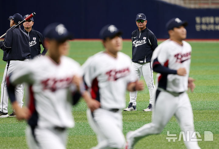 [서울=뉴시스] 김명년 기자 = 2024 WBSC 프리미어 12에 출전하는 한국 야구 대표팀 류중일 감독이 24일 오후 서울 구로구 고척스카이돔에서 진행된 첫 훈련에서 선수들을 지켜보고 있다. 2024.10.24. kmn@newsis.com