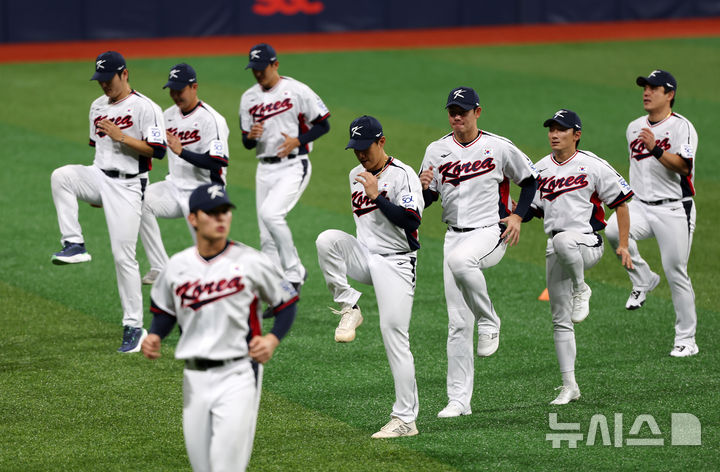 [서울=뉴시스] 김명년 기자 = 2024 WBSC 프리미어 12에 출전하는 한국 야구 대표팀 선수들이 24일 오후 서울 구로구 고척스카이돔에서 첫 훈련을 하고 있다. 2024.10.24. kmn@newsis.com