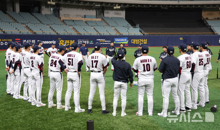 [서울=뉴시스] 김명년 기자 = 2024 WBSC 프리미어 12에 출전하는 한국 야구 대표팀 선수들이 24일 오후 서울 구로구 고척스카이돔에서 첫 훈련을 하고 있다. 2024.10.24. kmn@newsis.com