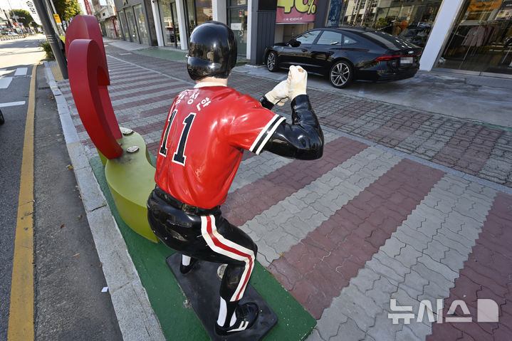 [광주=뉴시스] 박기웅 기자 = 24일 오후 광주 북구 용봉동 패션의거리 야구선수 김성한 조형물의 방망이가 훼손돼 있다. 2024.10.24. pboxer@newsis.com