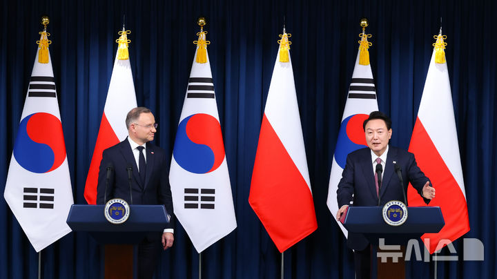 [서울=뉴시스] 조수정 기자 = 윤석열 대통령과 국빈 방한한 안제이 두다 폴란드 대통령이 24일 서울 용산 대통령실 청사에서 한-폴란드 공동언론발표를 하고 있다. 2024.10.24. chocrystal@newsis.com