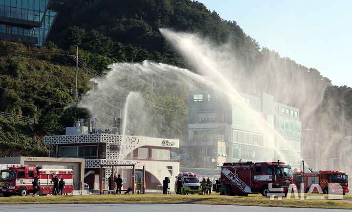 [부산=뉴시스] 하경민 기자 = 2024 재난대응 안전한국훈련-지진해일·화재 재난대응훈련이 열린 24일 부산 남구 용호별빛공원에서 부산소방이 지진해일로 인한 화재를 진압하고 있다.   이날 훈련에는 남구청과 부산해경, 해군작전사 등 14개 기관에서 300여 명이 참여했으며, 선박 8척과 헬기 1대 등이 동원됐다. 2024.10.24. yulnetphoto@newsis.com