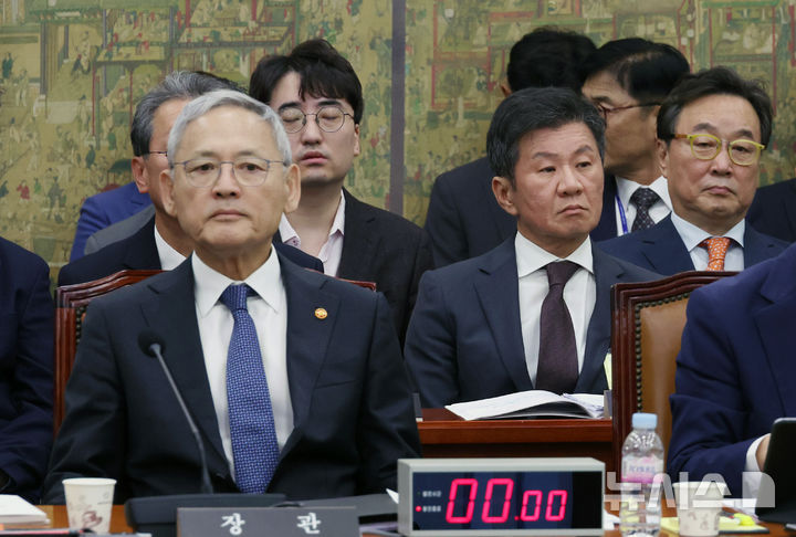 [서울=뉴시스] 고승민 기자 = 유인촌 문화체육관광부 장관과 정몽규 대한축구협회장이 지난 24일 서울 여의도 국회에서 열린 문화체육관광위원회의 문화체육관광부 등 산하 공공기관 등 종합감사에 출석해 자리에 앉아 있다. 2024.10.24. kkssmm99@newsis.com