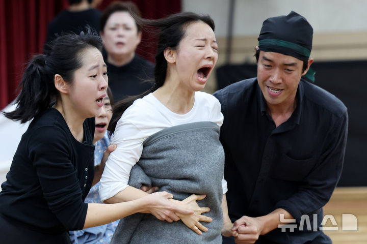 [서울=뉴시스] 박진희 기자 = 서울시극단의 연극 '퉁소소리' 출연 배우들이 24일 서울 종로구 세종문화회관 연습실에서 1막 시연을 하고 있다. 임진왜란과 정유재란 명·청 교체기의 전란을 담고 있는 '퉁소소리'는 조선 중기 문인 조위한의 고소설 ‘최척전’이 원작으로 고선웅 서울시극단장이 직접 각색하고 연출을 맡았다. 주인공 최척이 전쟁으로 가족과 헤어지지만, 끈끈한 가족애로 이를 극복하며 다시 만나는 감동적인 여정을 담고 있다. 2024.10.24. pak7130@newsis.com