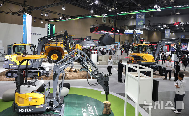 [고양=뉴시스] 전진환 기자 = 24일 오후 경기도 고양시 킨텍스에서 열린 제12회 한국국제건설기계전에서 관람객들이 다양한 건설기계들을 살펴보고 있다. 2024.10.24 amin2@newsis.com