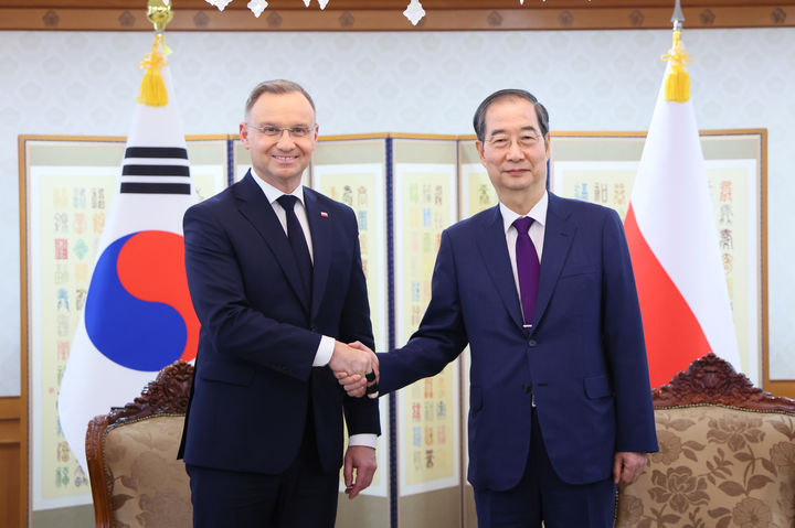 [서울=뉴시스] 배훈식 기자 = 한덕수 국무총리가 24일 서울 종로구 정부서울청사에서 안제이 두다(Andrzej Duda) 폴란드 대통령과 기념촬영을 하고 있다.(사진=총리실 제공) 2024.10.24. photo@newsis.com *재판매 및 DB 금지