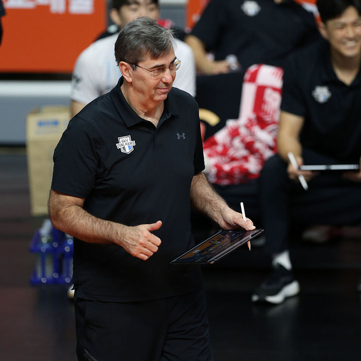 [서울=뉴시스] 이영환 기자 = 24일 경기 안산 상록수체육관에서 열린 2024-2025 도드람 V리그 현대캐피탈과 OK저축은행의 경기, 필립 블랑 감독이 엄지를 치켜세우고 있다. (사진=현대캐피탈 배구단 제공) 2024.10.24. photo@newsis.com *재판매 및 DB 금지