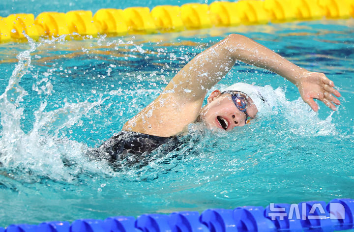 [인천=뉴시스] 황준선 기자 = 지난해 10월24일 인천 미추홀구 문학박태환수영장에서 열린 2024 국제수영연맹 경영 월드컵 2차 인천 대회 여자 자유영 400M 결승전에서 한국 한다경이 역영하고 있다. 2024.10.24. hwang@newsis.com