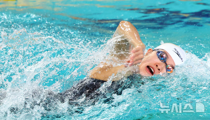 [인천=뉴시스] 황준선 기자 = 24일 인천 미추홀구 문학박태환수영장에서 열린 2024 국제수영연맹 경영 월드컵 2차 인천 대회 여자 자유영 400M 결승전에서 한국 한다경이 역영하고 있다. 2024.10.24. hwang@newsis.com