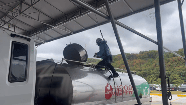 [양주=뉴시스] 김민성 기자 = 23일 오전 서울우유협동조합 양주공장에서 한 직원이 검사를 위해 원유를 채취하고 있다.2024.10.23. kms@newsis.com *재판매 및 DB 금지 *재판매 및 DB 금지