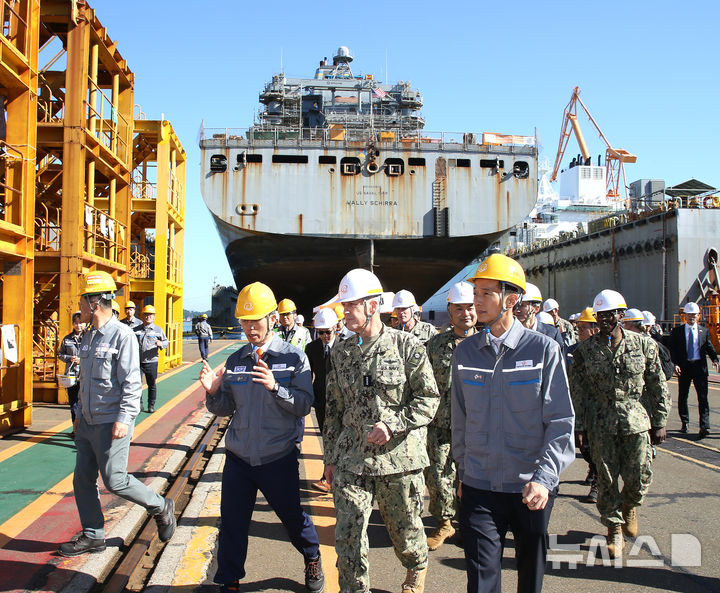[서울=뉴시스]김동관(오른쪽) 한화그룹 부회장과 미국 해군 태평양함대 사령관 스티븐 쾰러 제독(가운데)이 거제사업장에서 정비 중인 '월리 쉬라'함 정비 현장을 둘러보고 있다. (사진 = 한화그룹 제공) 2024.10.24. photo@newsis.com