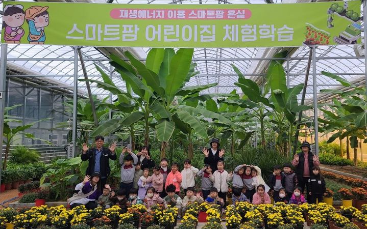 [인제=뉴시스] 25일 인제군은 인제군 스마트팜 온실이 어린이 체험시설로 호응받고 있다고 밝혔다. 인제군 제공. *재판매 및 DB 금지