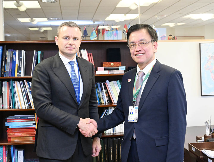 [세종=뉴세스] G20재무장관회의 참석차 미국 워싱턴D.C.를 방문 중인 최상목 부총리 겸 기획재정부 장관이 24일(현지시각) 세계은행(WB)에서 세르히 마르첸코 우크라이나 재무장관과 악수하고 있다.(사진=기획재정부 제공) *재판매 및 DB 금지