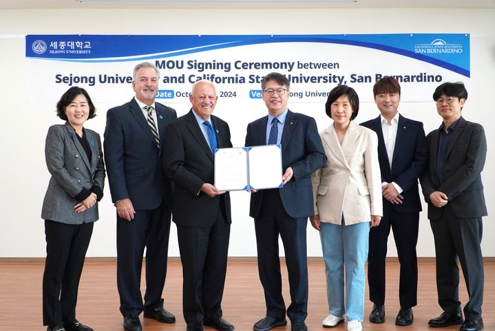 엄종화 세종대 총장과 Tomas D. Morales California State University의 총장 등 양측 관계자들이 협정식이 끝나고 기념촬영을 하고 있다. (사진=세종대 제공) *재판매 및 DB 금지
