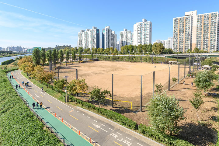 [서울=뉴시스]양천구, 안양천공원 야구장 펜스(개선 후). 2024.10.25. (사진=양천구 제공) *재판매 및 DB 금지