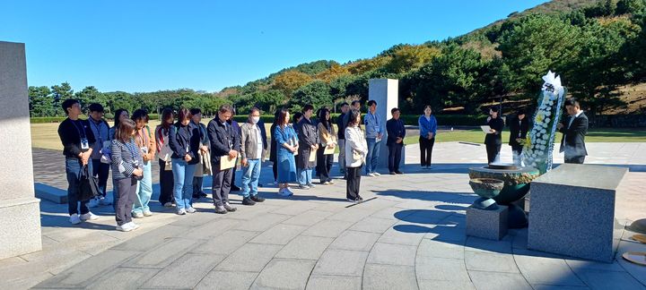 [제주=뉴시스] 제주4·3평화공원 참배하는 경남 교원들. (사진=제주도교육청 제공) *재판매 및 DB 금지