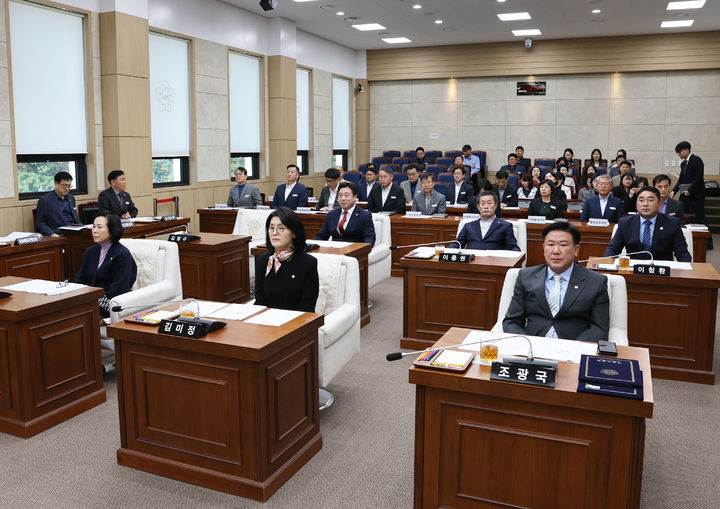 [계룡=뉴시스]계룡시의회는 25일 제176회 임시회 본회의를 열고 국민건강보험공단 특별사업경찰제도 도입을 촉구하는 결의문을 채택했다. 2024. 10. 25  *재판매 및 DB 금지