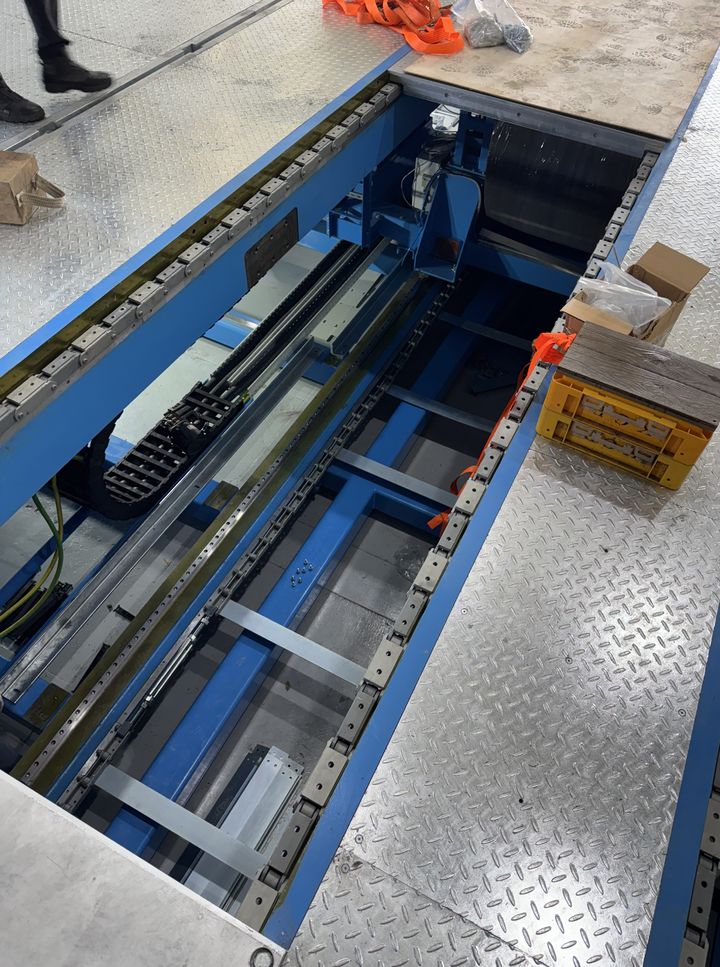 [군산=뉴시스] 25일 오전 9시7분께 전북 군산시 소룡동에 위치한 타타대우 상용차 친환경 연구동 공사현장에서 작업하던 근로자가 롤러 기계에 머리 부분을 끼어 숨졌다. 사진은 당시 근로자가 작업하던 지하 공간. (사진=전북특별자치도소방본부 제공) 2024.10.25. photo@newsis.com *재판매 및 DB 금지