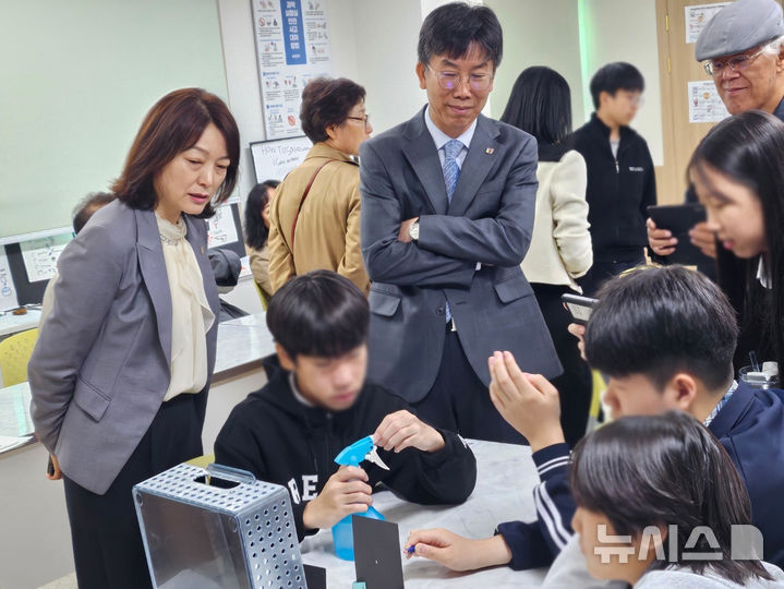 [전주=뉴시스] 한국중등영어교육연구회 전국 시·도지회장 20명이 25일 영어몰입형 중점학교를 운영하는 전주서곡중학교를 방문해 수업을 공유하고 있다. 2024.10.25 (사진= 전북자치도교육청 제공)&nbsp; *재판매 및 DB 금지