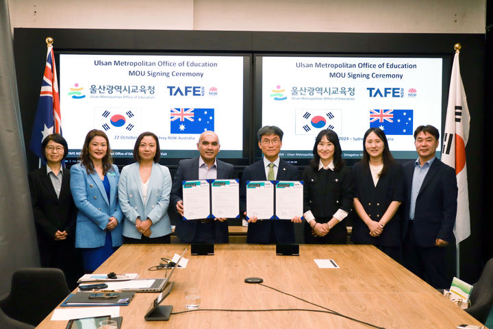 [울산=뉴시스] 호주 국립기술전문대학교인 테이프 대학과 업무협약을 맺은 울산시교육청. *재판매 및 DB 금지