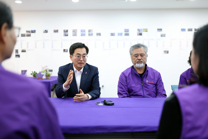 [수원=뉴시스] 이태원 참사 유족 만난 김동연 경기도지사(사진=경기도 제공) 2024.10.25. photo@newsis.com *재판매 및 DB 금지