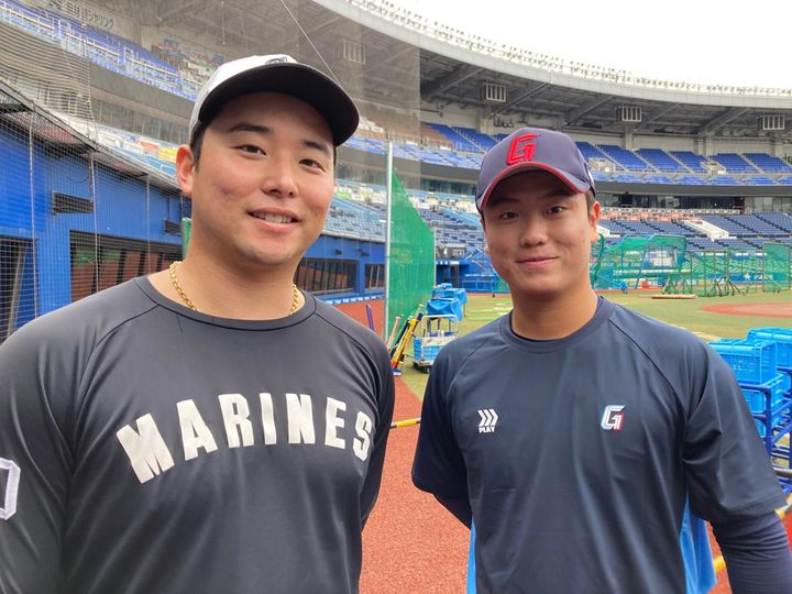 롯데 자이언츠 정현수(오른쪽)와 지바 롯데 자이언츠 요코야마 리쿠토. (사진=롯데 제공) *재판매 및 DB 금지