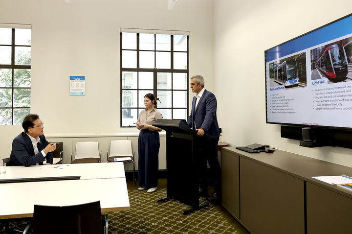 [대전=뉴시스] 조명휘 기자 = 조원휘 대전시의회 의장이 24일 오전(현지시각) 호주 브리즈번 시청을 방문해 메트로 프로젝트 현황을 청취하고 있다. (사진= 대전시의회 제공) 2024.10.25. photo@newsis.com *재판매 및 DB 금지