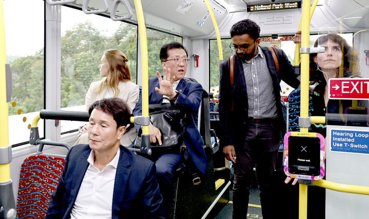 [대전=뉴시스] 조명휘 기자 = 조원휘 대전시의회 의장과 이상래 의원이 24일 오후(현지시각) 호주 브리즈번시 메트로팀과 함께 무궤도 트램에 탑승해 운행 상황을 체험하고 있다. (사진= 대전시의회 제공) 2024.10.15. photo@newsis.com *재판매 및 DB 금지