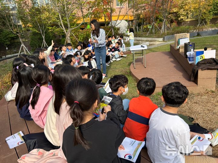 [세종=뉴시스]국립종자원은 지난 17일부터 18일까지 경기도 화성 동탄초등학교에서 3학년 학생과 교사 등 240여명을 대상으로 '미래세대와 함께하는 나는야 똑똑한 도시농부' 교육을 실시했다.(사진=국립종자원 제공)