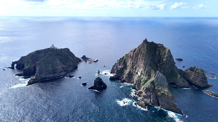 [서울=뉴시스] 독도의날인 25일 드론으로 촬영한 독도의 모습이 보이고 있다.독도의 날은 대한제국 고종이 1900년 10월 25일 독도를 울릉도의 부속 섬으로 제정한 일을 기념하기 위해 2000년 민간단체 독도수호대가 제정했다.이 사진은 지난 1일 독자가 드론으로 촬영해 제공했다. (사진=독자 제공) 2024.10.25. photo@newsis.com *재판매 및 DB 금지