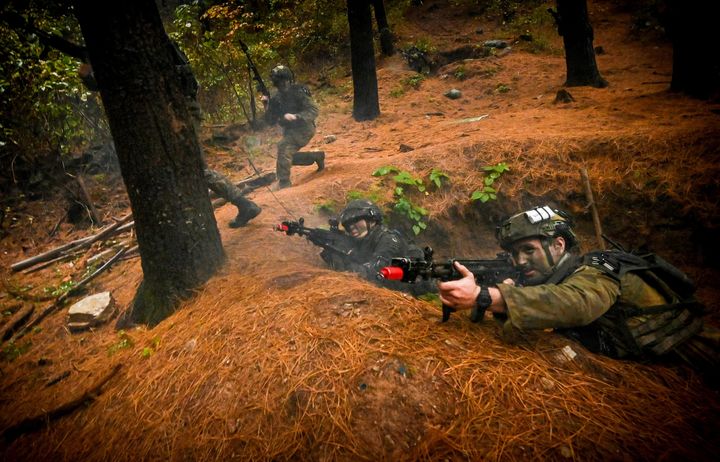 [서울=뉴시스] 육군 제7보병사단 상승불사조여단은 강원도 인제 육군과학화전투훈련단에서 호주군과 함께 최초로 '한-호 연합 KCTC 훈련'을 실시했다고 25일 밝혔다. 호주군 장병들이 산악지역작전훈련장에서 전문대항군연대와 교전을 실시하고 있다. (사진=육군 제공) 2024.10.25. photo@newsis.com *재판매 및 DB 금지