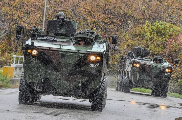 [서울=뉴시스] 육군 제7보병사단 상승불사조여단은 강원도 인제 육군과학화전투훈련단에서 호주군과 함께 최초로 '한-호 연합 KCTC 훈련'을 실시했다고 25일 밝혔다. 상승불사조여단전투단의 K808차륜형장갑차가 공격작전 지역으로 기동하고 있다. (사진=육군 제공) 2024.10.25. photo@newsis.com *재판매 및 DB 금지