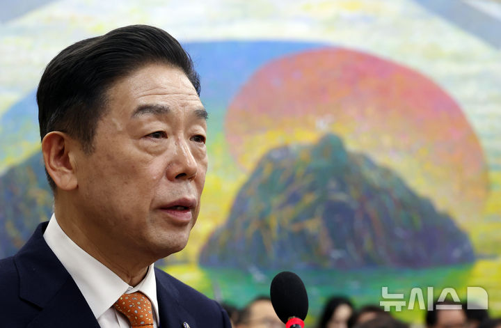 [서울=뉴시스] 고승민 기자 = 광복회와 독립운동가 후손 2명이 '뉴라이트 성향 논란'을 둘러싼 김형석 독립기념관장 임명을 무효로 해달라며 제기한 집행정지의 항고를 법원이 받아들이지 않았다. 사진은 김 관장이 지난 10월 서울 여의도 국회에서 열린 정무위원회의 국가보훈부, 국무조정실 등 종합감사에서 의원 질의에 답하고 있는 모습. 2024.10.25. kkssmm99@newsis.com