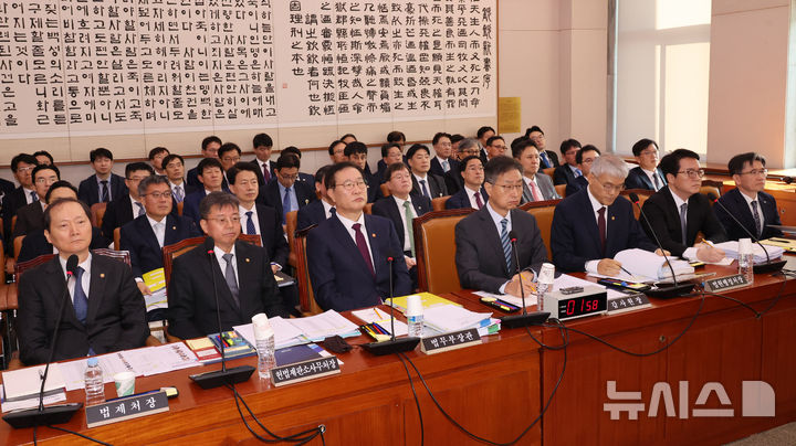 [서울=뉴시스] 조성우 기자 = 25일 오전 서울 여의도 국회에서 열린 법제사법위원회의 법무부, 법제처, 감사원, 고위공직자범죄수사처(공수처), 헌법재판소, 대법원, 대검찰청에 대한 종합감사에 박성재(앞줄 왼쪽 세 번째부터)  법무부 장관, 최재해 감사원장 등 피감기관장들이 출석해 자리하고 있다.왼쪽부터 이완규 법제처장, 김정원 헌법재판소사무처장, 박성재 법무부 장관, 최재해 감사원장, 천대엽 법원행정처장, 심우정 검찰총장, 오동운 공수처장. 2024.10.25. xconfind@newsis.com