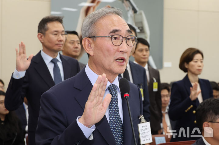 [서울=뉴시스] 권창회 기자 = 김영섭 KT 대표이사가 25일 오후 서울 여의도 국회에서 열린 과학기술정보방송통신위원회의 과학기술정보통신부, 원자력안전위원회, 우주항공청 등에 대한 종합감사에서 증인선서를 하고 있다. 2024.10.25. kch0523@newsis.com